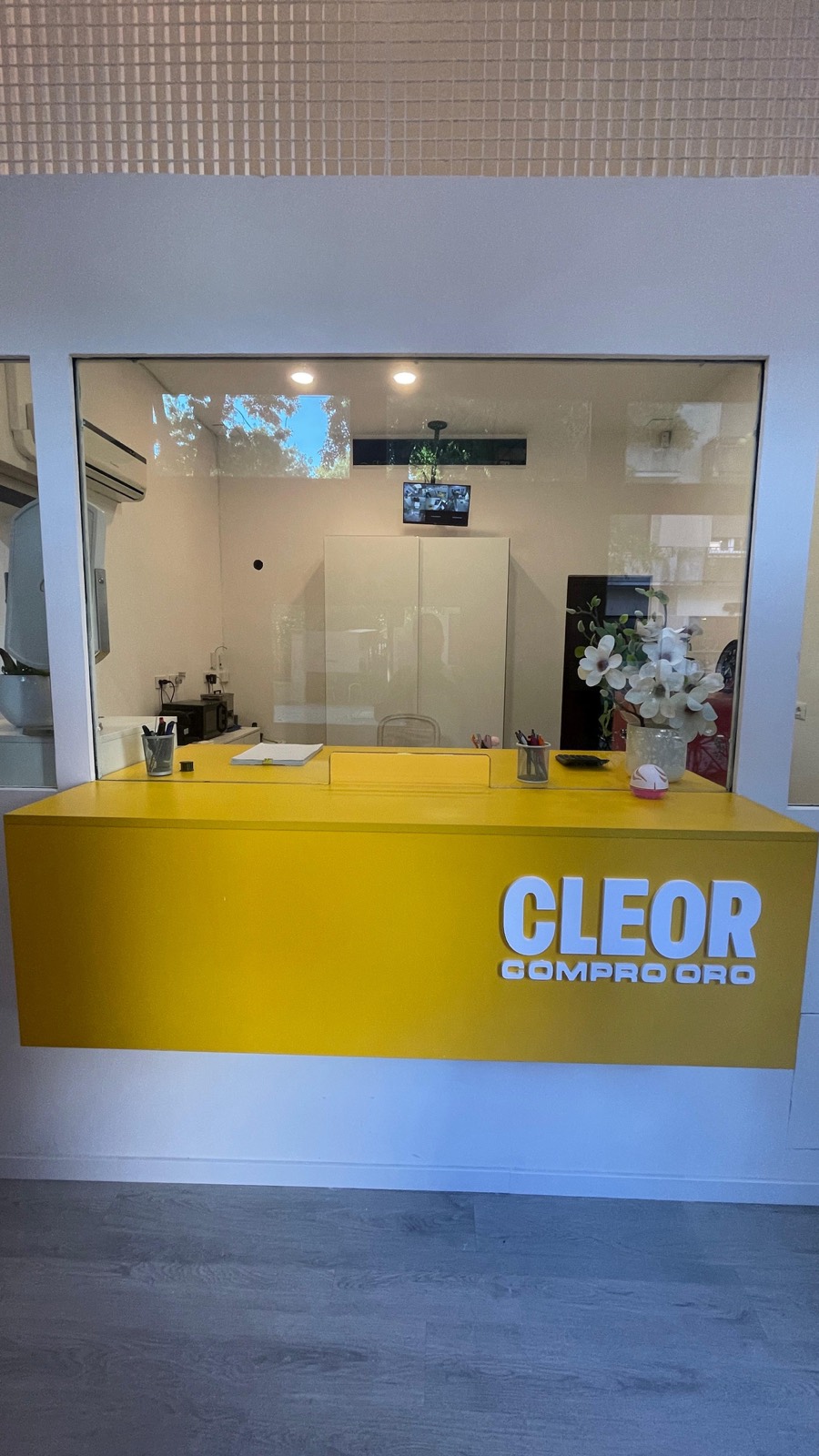 Il bancone giallo di Marghera con il logo Cleor Compro oro in rilievo