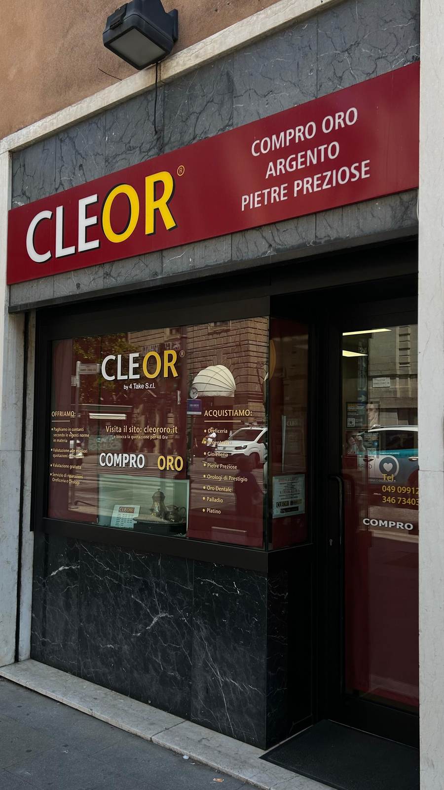 La facciata del negozio Cleor di Padova prima del rebrand: insegna rossa, zoccolo in marmo nero, vetrina coperta da pellicola rossa